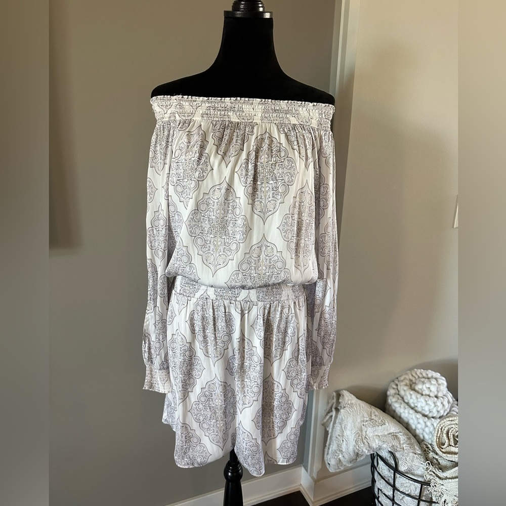 Women’s Dress.   Off the shoulder. Silk.  Size M.   In great shape.